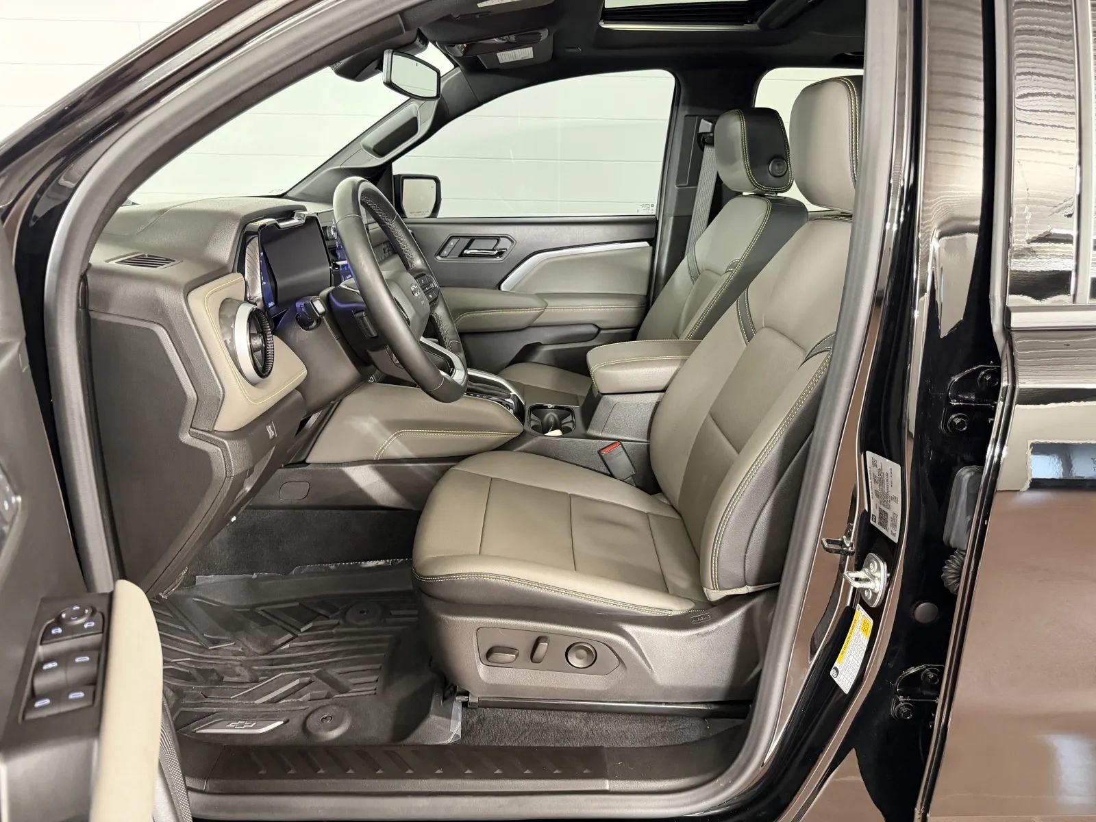 Used 2025 Chevrolet Colorado ZR2 w/ Technology Package AWD/4WD image 12