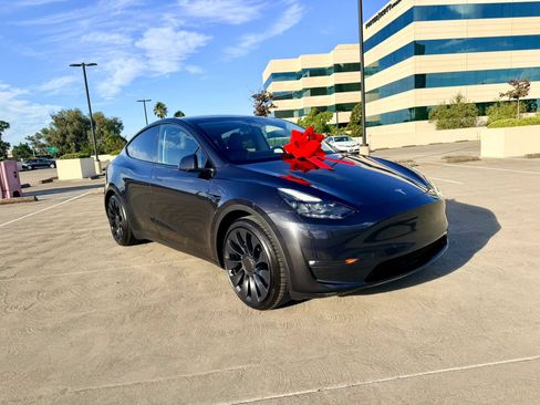 Used 2024 Tesla Model Y 2WD image 2