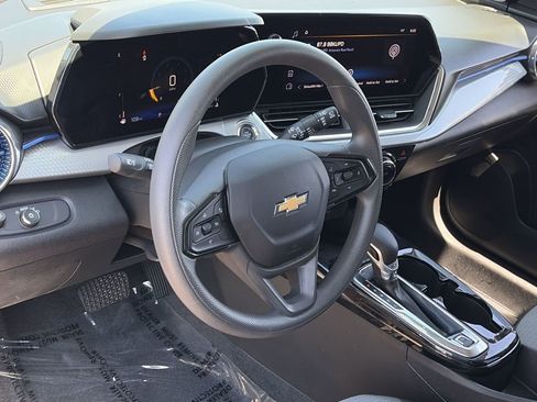 Used 2025 Chevrolet Trax LT w/ Sunroof Package FWD image 17
