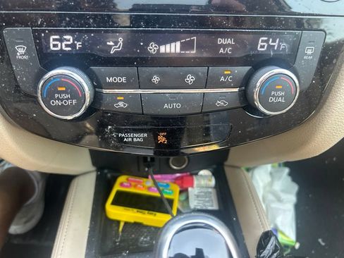 Used 2017 Nissan Rogue SL w/ SL Premium Package FWD image 17