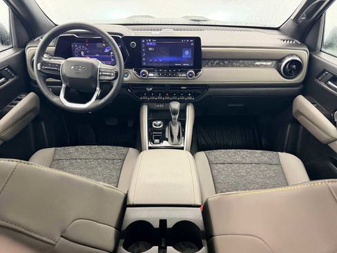 Used 2024 Chevrolet Colorado ZR2 w/ Technology Package image 15