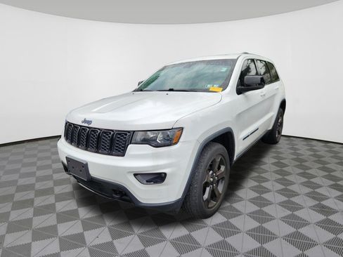 Used 2019 Jeep Grand Cherokee Laredo AWD/4WD image 2