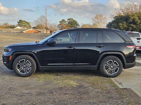 Used 2023 Jeep Grand Cherokee Trailhawk w/ Advanced Protech Group II AWD/4WD image 4