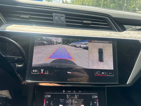 Used 2022 Audi e-tron Premium Plus AWD/4WD image 29