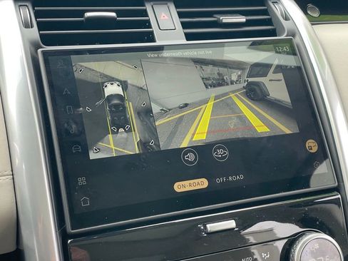 Used 2025 Land Rover Discovery S image 22