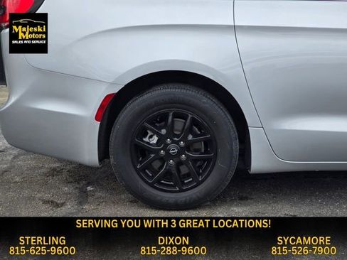 Used 2024 Chrysler Pacifica Touring-L image 11