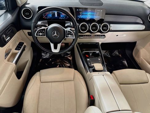 Used 2022 Mercedes-Benz GLB 250 4MATIC w/ Premium Package image 17