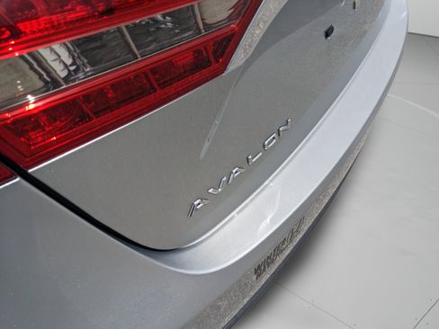 Used 2018 Toyota Avalon Limited FWD image 40