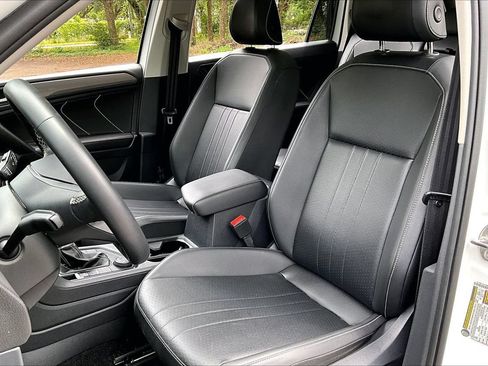 Used 2024 Volkswagen Tiguan SE w/ Panoramic Sunroof Package AWD/4WD image 18
