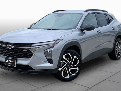 Used 2025 Chevrolet Trax RS FWD image 2