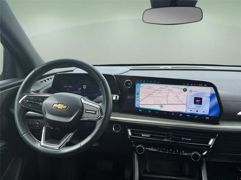 Used 2025 Chevrolet Traverse LT AWD/4WD image 9