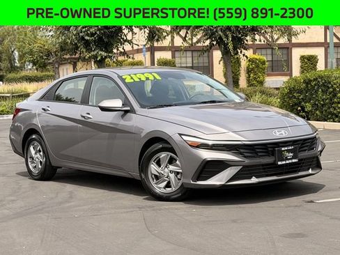 Used 2025 Hyundai Elantra SE FWD image 2