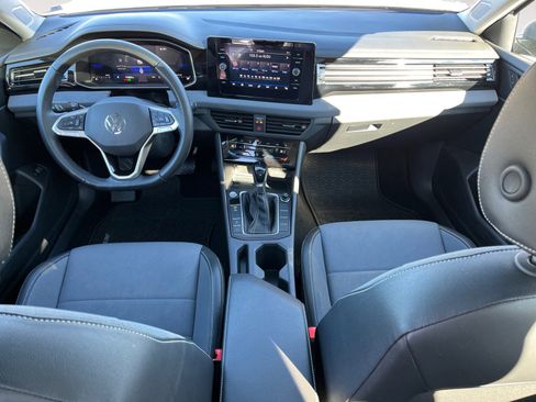 Certified 2025 Volkswagen Jetta SE w/ Sunroof Package image 10