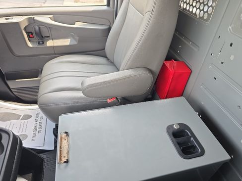 Used 2015 Chevrolet Express 2500 RWD image 29