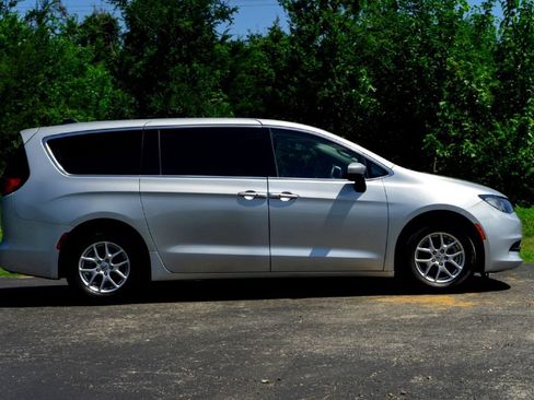 Used 2022 Chrysler Voyager LX FWD image 6