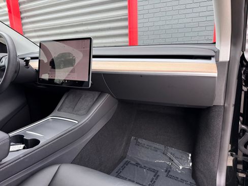 Used 2023 Tesla Model Y AWD image 21