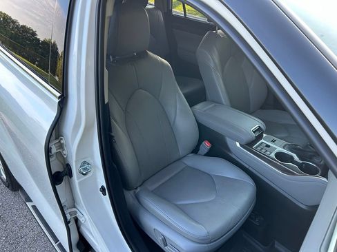 Used 2023 Toyota Highlander Limited FWD image 16