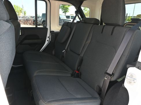 Used 2025 Jeep Wrangler Sahara image 10