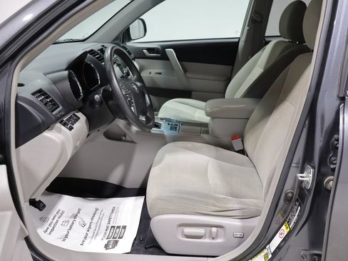 Used 2013 Toyota Highlander Plus AWD/4WD image 10