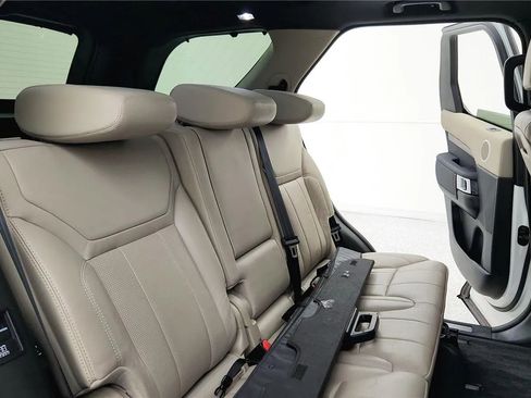 Used 2020 Land Rover Discovery HSE image 41