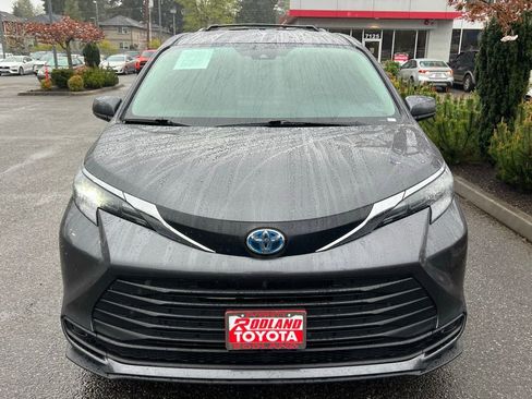 Used 2025 Toyota Sienna LE AWD/4WD image 5