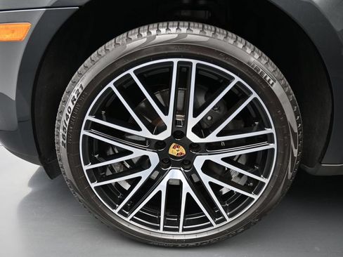 Certified 2026 Porsche Macan AWD/4WD image 9