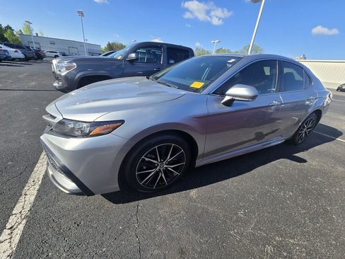Used 2023 Toyota Camry SE image 4
