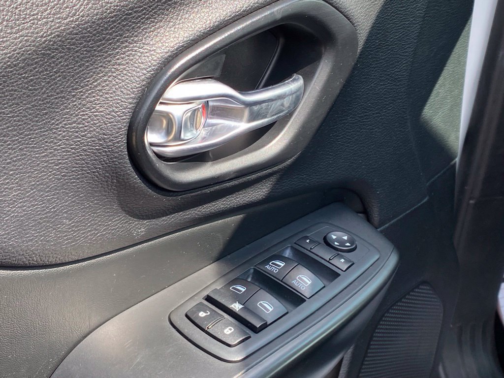 Used 2021 Jeep Cherokee Trailhawk AWD/4WD image 11