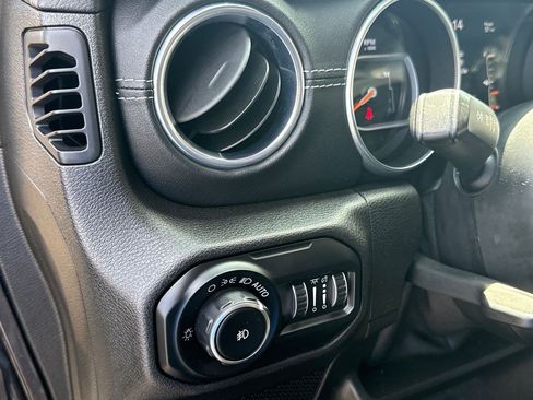 Used 2018 Jeep Wrangler Unlimited Sahara w/ Dual Top Group AWD/4WD image 23