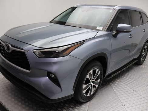 Used 2023 Toyota Highlander XLE FWD image 2