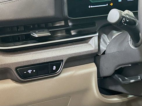 Used 2025 Kia Carnival EX FWD image 8