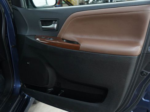 Used 2020 Toyota Sienna Limited Premium AWD/4WD image 9