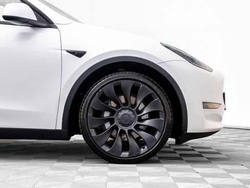 Used 2022 Tesla Model Y Long Range image 30