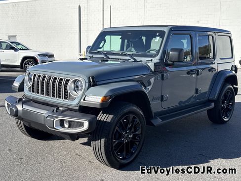 Used 2025 Jeep Wrangler Sahara image 8