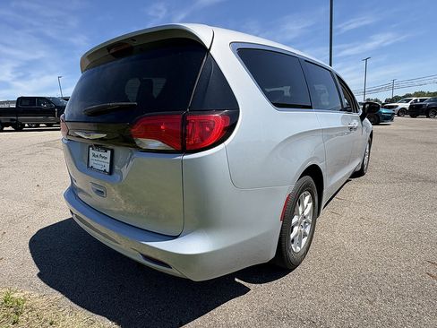 Used 2023 Chrysler Voyager LX FWD image 5