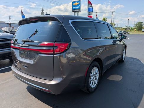 Used 2023 Chrysler Pacifica Touring-L FWD image 5