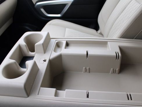 Used 2017 Nissan Titan SV image 38