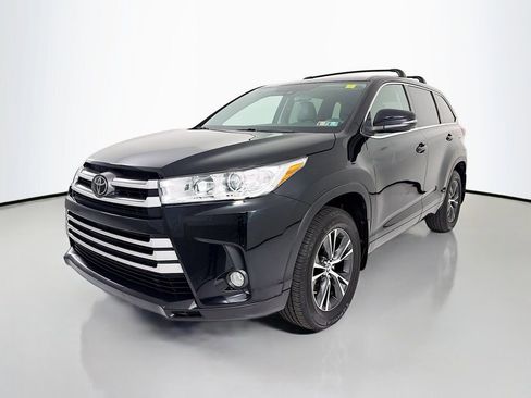 Used 2018 Toyota Highlander Plus AWD/4WD image 3