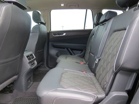 Used 2024 Volkswagen Atlas SEL Premium R-Line image 18