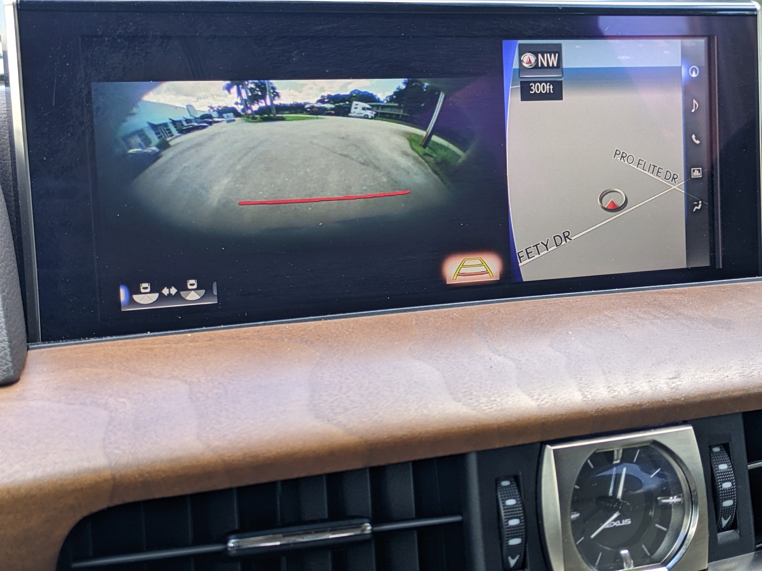 Used 2017 Lexus LX 570 4WD w/ Luxury Package image 33