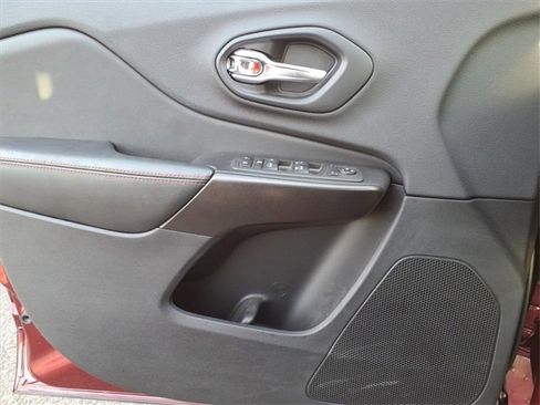 Used 2019 Jeep Cherokee Trailhawk w/ Cold Weather Group image 10