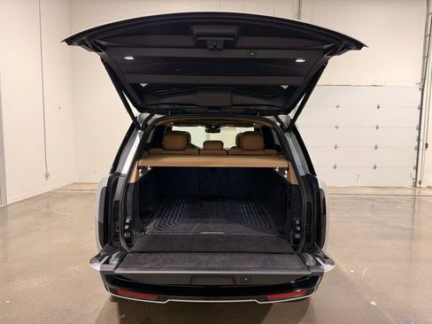 Used 2025 Land Rover Range Rover SE image 9