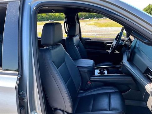 Used 2025 Chevrolet Suburban Z71 AWD/4WD image 30