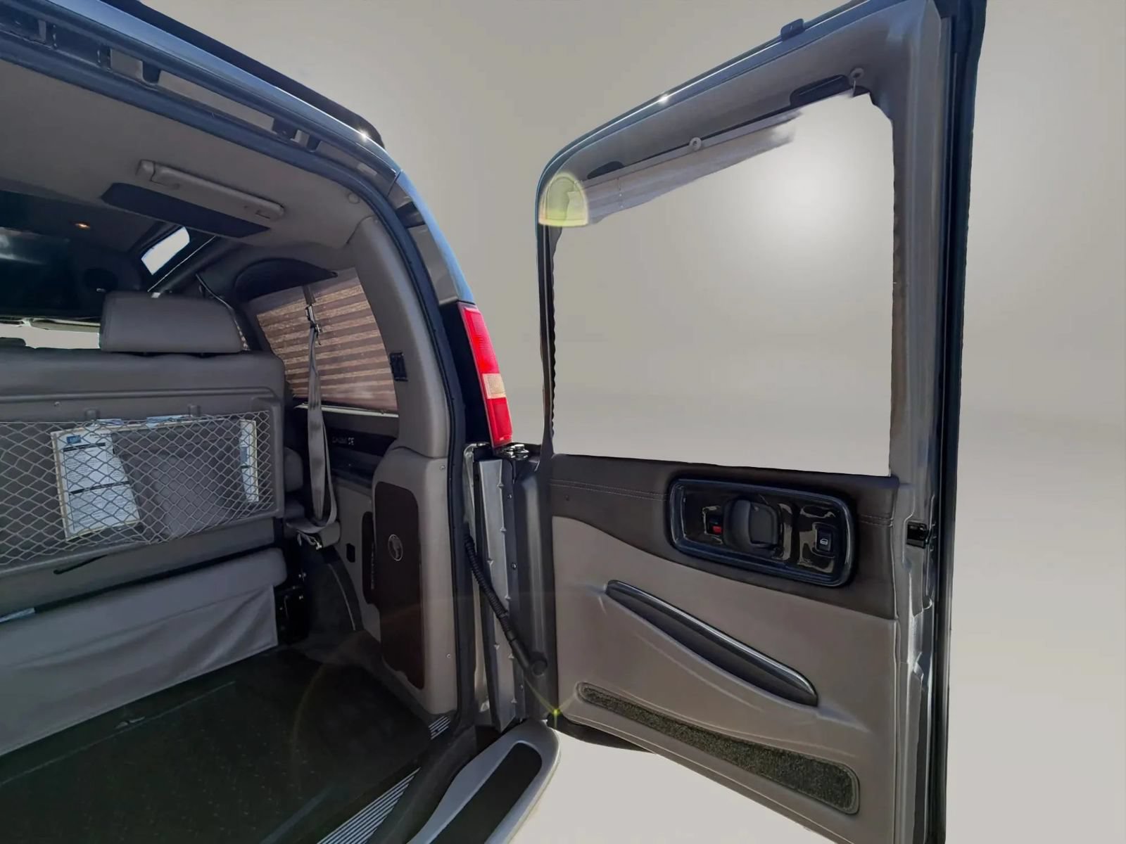 Used 2015 Chevrolet Express 2500 RWD image 46