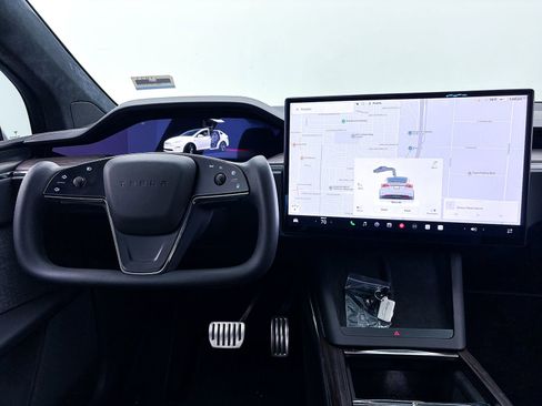 Used 2023 Tesla Model X image 3