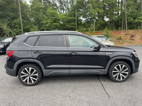 Used 2022 Volkswagen Taos SE FWD image 4