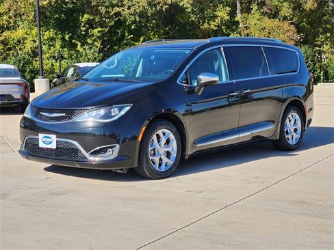 Used 2020 Chrysler Pacifica Limited image 3