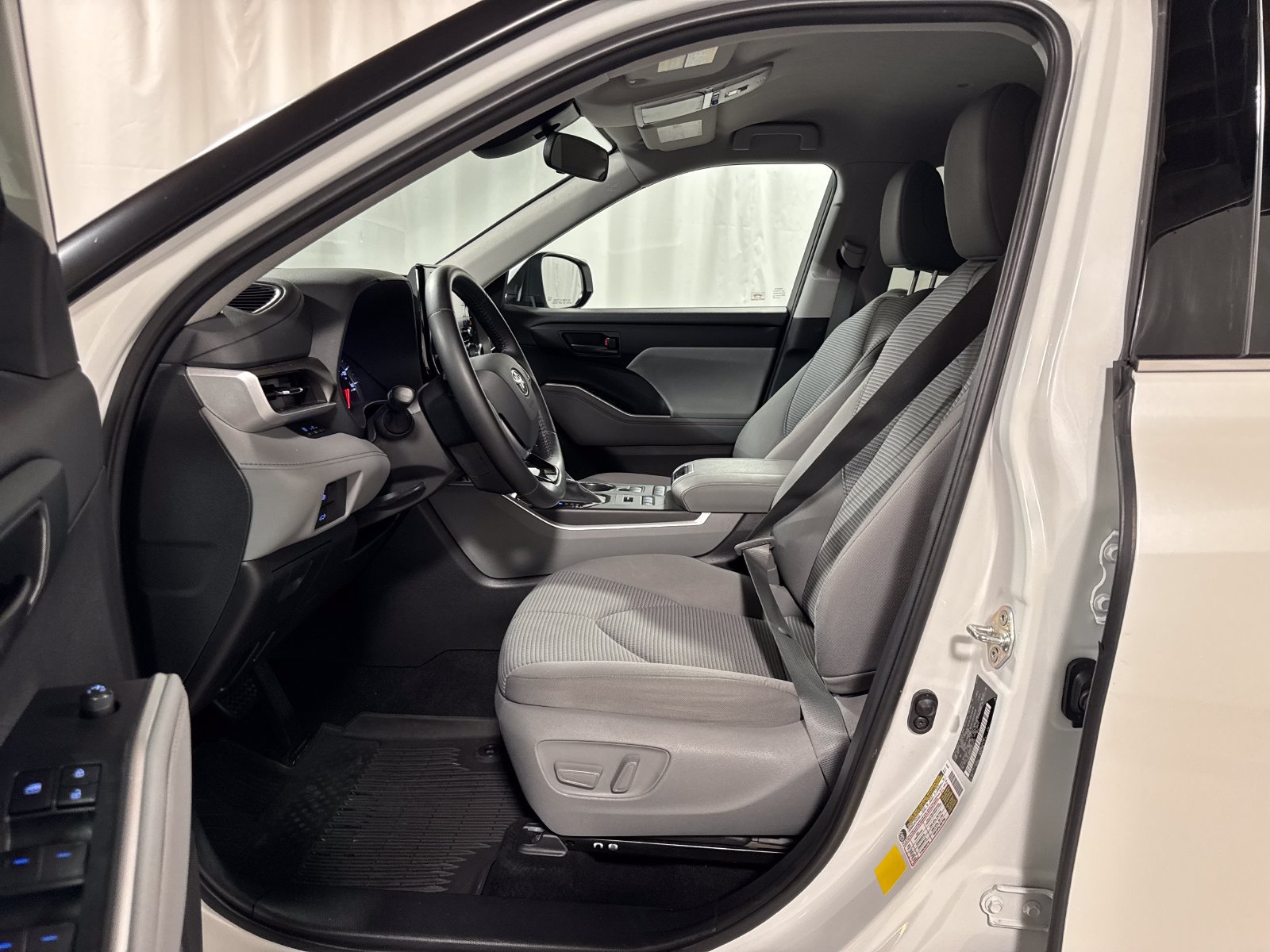 Used 2020 Toyota Highlander LE AWD/4WD image 3