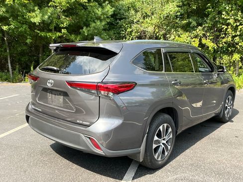 Used 2021 Toyota Highlander XLE AWD/4WD image 6