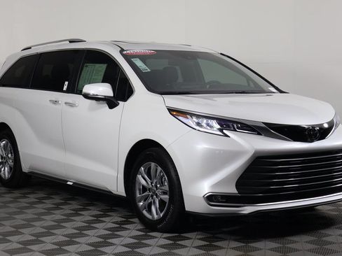 Used 2026 Toyota Sienna Limited FWD image 3